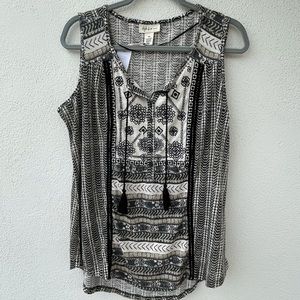Black and cream sleeveless top